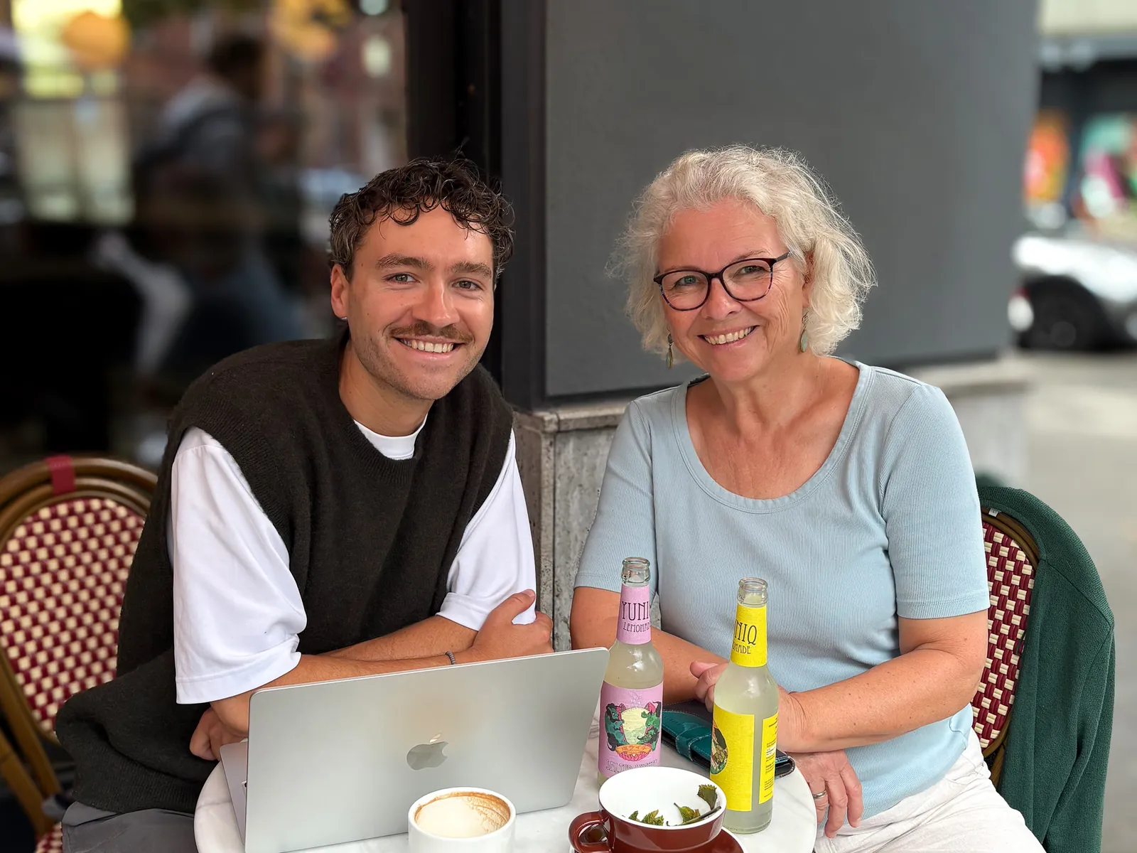 Astrid Sievers und Nick Bettenbühl an einem Cafétisch